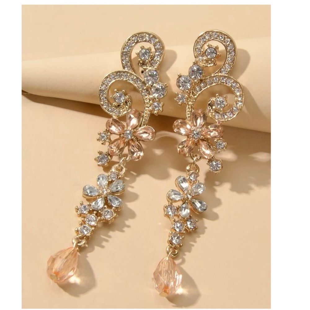 Wedding or graduation earrings! Gorgeous rhinestone decor drop earrings
